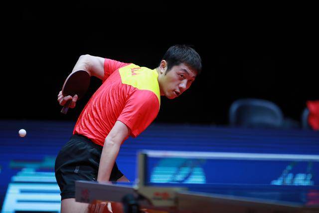 个人能力！两队进攻陷入困境， 奎因上场外线运球高难度急停三分命中！